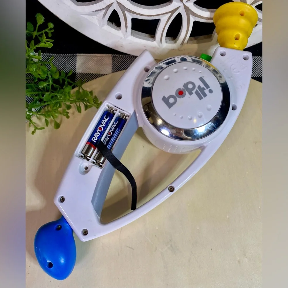 2008‎ Hasbro Bop It Electronic Talking Handheld Game